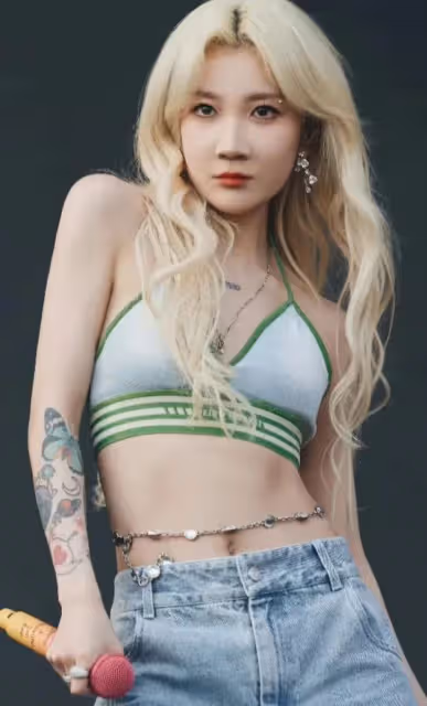 低俗不雅？女歌手乃萬演唱會單手脫衣，還甩向觀眾，台下一片瘋狂