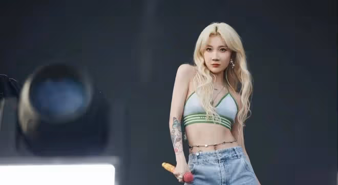 低俗不雅?女歌手乃萬演唱會單手脫衣,還甩向觀眾,台下一片瘋狂