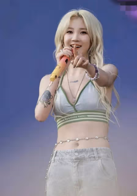 低俗不雅?女歌手乃萬演唱會單手脫衣,還甩向觀眾,台下一片瘋狂