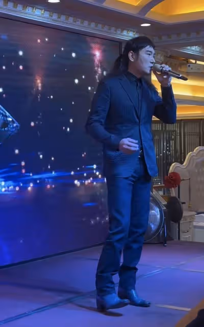 55歲焦恩俊五一仍在工作,走穴撈金好辛酸,男神身材顏值依然能打