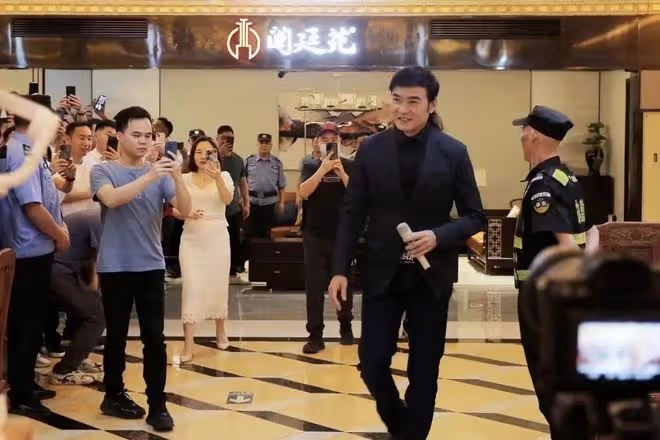 55歲焦恩俊五一仍在工作,走穴撈金好辛酸,男神身材顏值依然能打