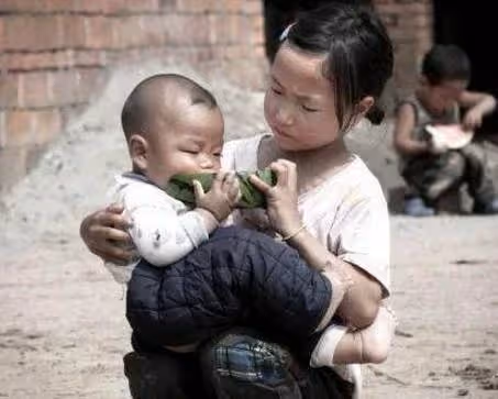 姐姐不顧我的勸阻，為了我嫁給大老闆的傻兒子，帶姐夫回娘家時，見面一瞬間我懵了