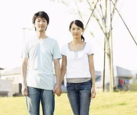 姐姐不顧我的勸阻，為了我嫁給大老闆的傻兒子，帶姐夫回娘家時，見面一瞬間我懵了