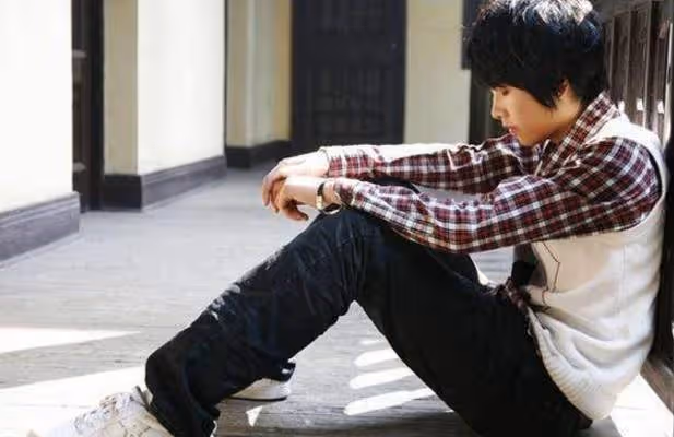 姐姐不顧我的勸阻，為了我嫁給大老闆的傻兒子，帶姐夫回娘家時，見面一瞬間我懵了
