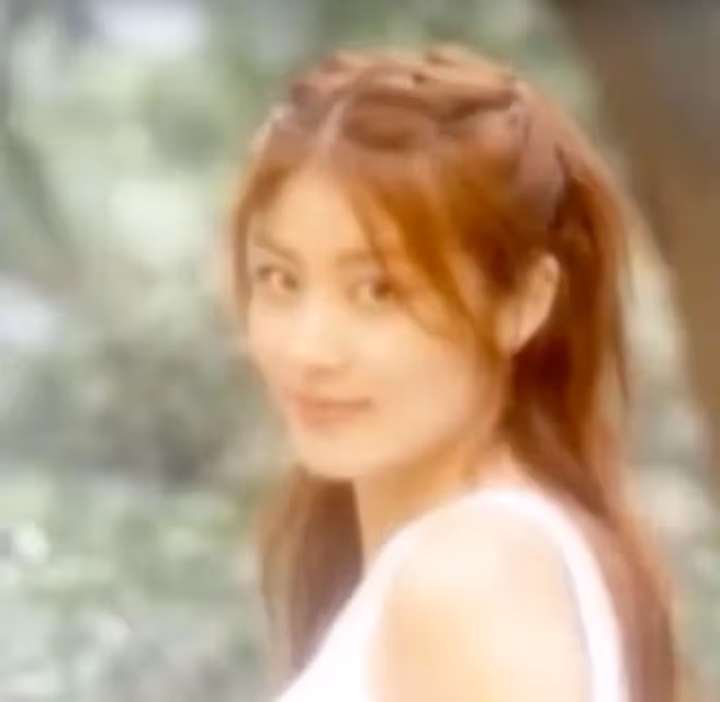 她是身家百億的天后，坐擁20多棟豪宅，家裡堆滿珠寶，卻騙孩子13年家裡沒錢，網友：太刺激了！