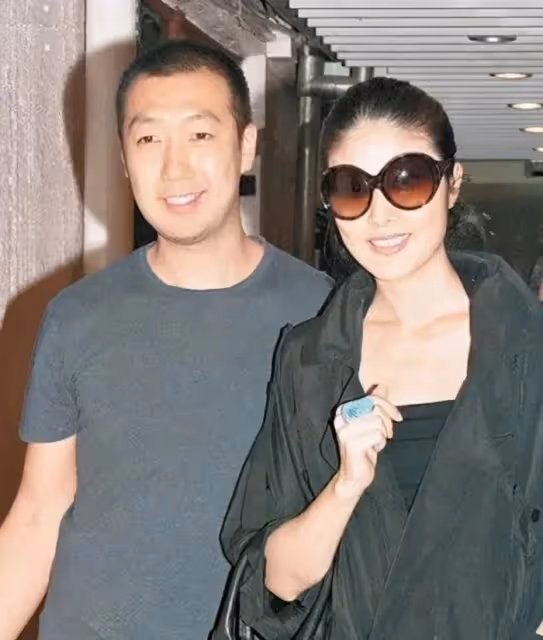 她是身家百億的天后，坐擁20多棟豪宅，家裡堆滿珠寶，卻騙孩子13年家裡沒錢，網友：太刺激了！