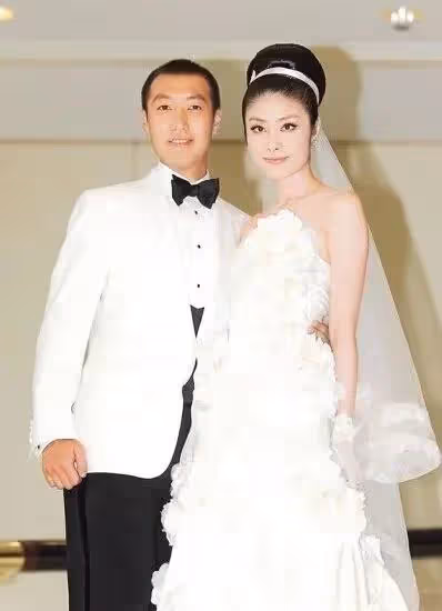 她是身家百億的天后，坐擁20多棟豪宅，家裡堆滿珠寶，卻騙孩子13年家裡沒錢，網友：太刺激了！