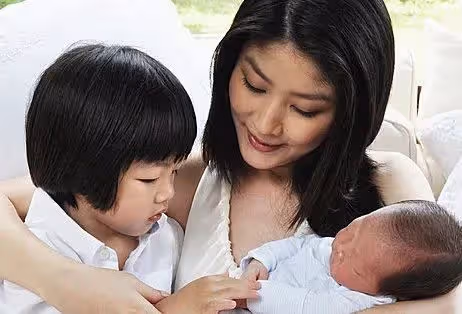 她是身家百億的天后，坐擁20多棟豪宅，家裡堆滿珠寶，卻騙孩子13年家裡沒錢，網友：太刺激了！