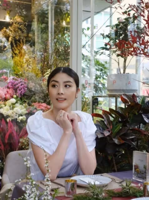 她是身家百億的天后，坐擁20多棟豪宅，家裡堆滿珠寶，卻騙孩子13年家裡沒錢，網友：太刺激了！
