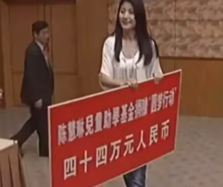 她是身家百億的天后，坐擁20多棟豪宅，家裡堆滿珠寶，卻騙孩子13年家裡沒錢，網友：太刺激了！