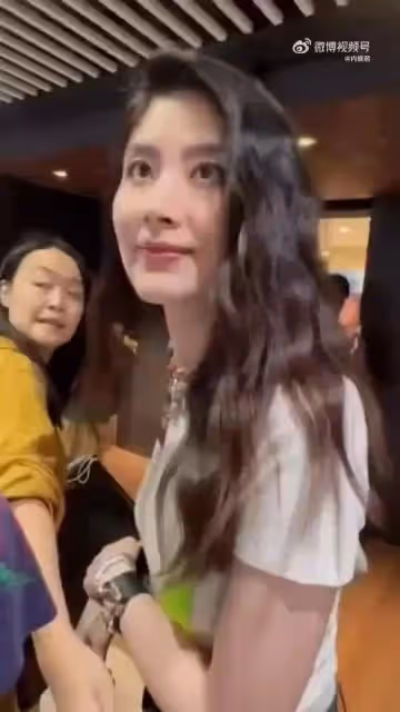 她是身家百億的天后，坐擁20多棟豪宅，家裡堆滿珠寶，卻騙孩子13年家裡沒錢，網友：太刺激了！