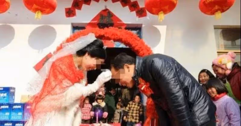 兒媳改嫁婆婆陪嫁十萬，婆婆患癌，兒媳取錢救她，剛輸完密碼後愣了！
