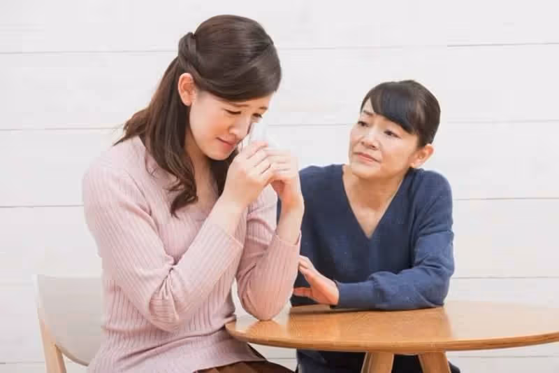 兒媳改嫁婆婆陪嫁十萬，婆婆患癌，兒媳取錢救她，剛輸完密碼後愣了！