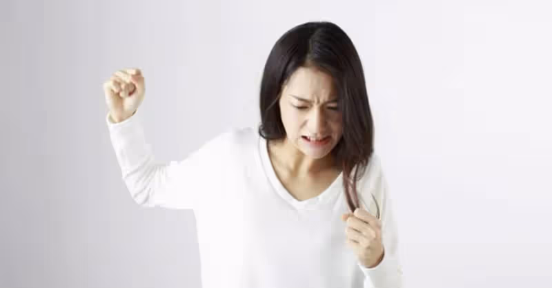 兒媳改嫁婆婆陪嫁十萬，婆婆患癌，兒媳取錢救她，剛輸完密碼後愣了！