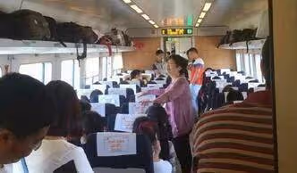 陪女上司出差，酒店只剩一間房男子無奈打地鋪，回到公司卻被開除，老同事直搖頭：你犯了大忌！