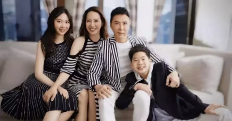 59歲甄子丹全家福曝光，他寸頭西裝似小伙，41歲汪詩詩皮膚鬆弛顯老態，看著比甄子丹還老