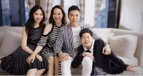 59歲甄子丹全家福曝光,他寸頭西裝似小伙,41歲汪詩詩皮膚鬆弛顯老態,看著比甄子丹還老