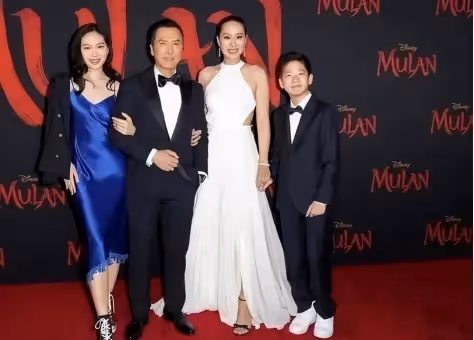 59歲甄子丹全家福曝光,他寸頭西裝似小伙,41歲汪詩詩皮膚鬆弛顯老態,看著比甄子丹還老