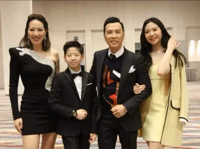 59歲甄子丹全家福曝光,他寸頭西裝似小伙,41歲汪詩詩皮膚鬆弛顯老態,看著比甄子丹還老