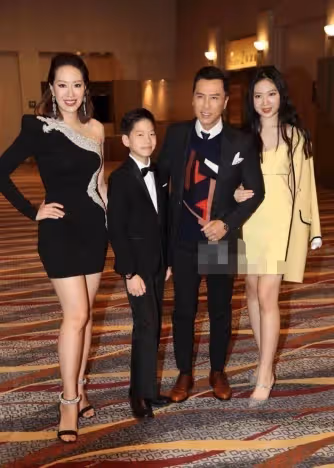 59歲甄子丹全家福曝光,他寸頭西裝似小伙,41歲汪詩詩皮膚鬆弛顯老態,看著比甄子丹還老