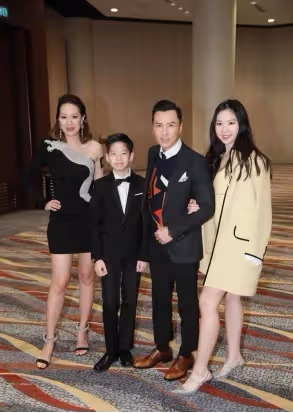 59歲甄子丹全家福曝光,他寸頭西裝似小伙,41歲汪詩詩皮膚鬆弛顯老態,看著比甄子丹還老