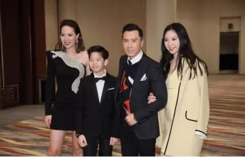 59歲甄子丹全家福曝光,他寸頭西裝似小伙,41歲汪詩詩皮膚鬆弛顯老態,看著比甄子丹還老