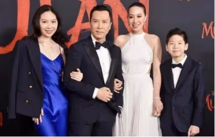 59歲甄子丹全家福曝光,他寸頭西裝似小伙,41歲汪詩詩皮膚鬆弛顯老態,看著比甄子丹還老