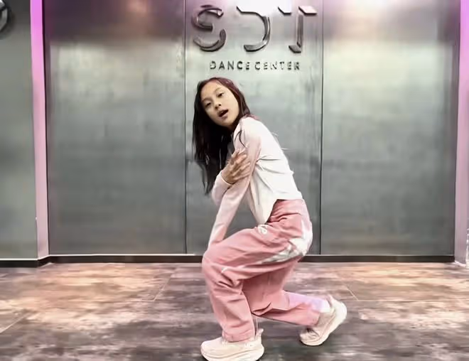 李小璐帶病陪女兒熱舞,10歲甜馨舞技引爭議,李小璐回應護女心切