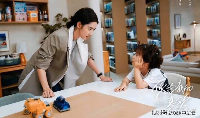 《你給我的喜歡》辛旗被趕出家門,下一秒當街下跪拿出戶口本:我們結婚吧
