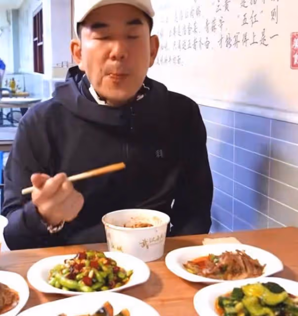 任賢齊低調現身小飯館,發現監控神情慌張,身邊多名食客疑似保鏢