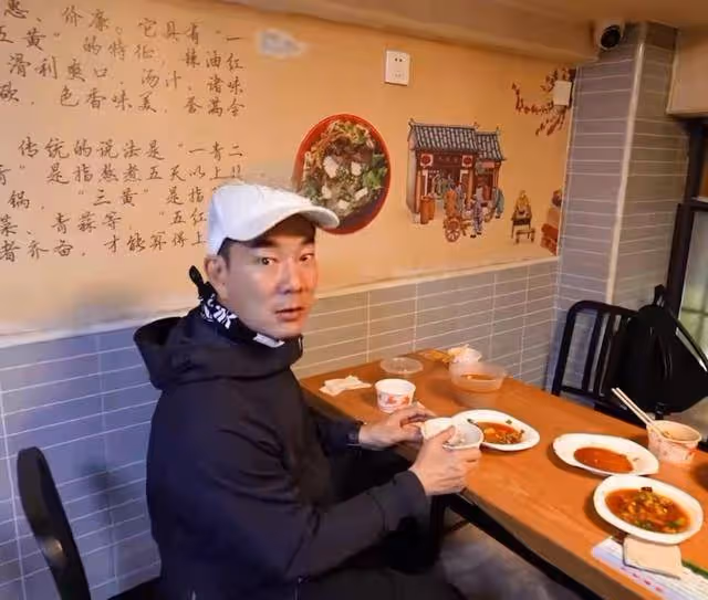 任賢齊低調現身小飯館,發現監控神情慌張,身邊多名食客疑似保鏢