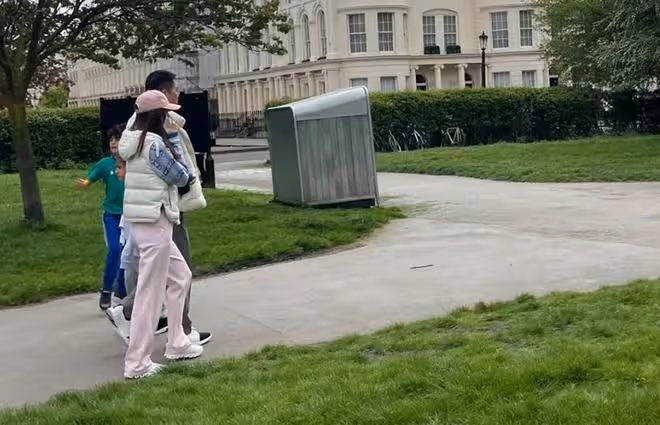 劉強東章澤天公園散步,男方臉色暗淡顯憔悴,章澤天緊摟老公手臂