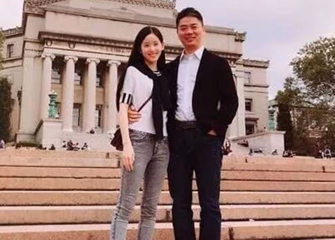 劉強東章澤天公園散步,男方臉色暗淡顯憔悴,章澤天緊摟老公手臂