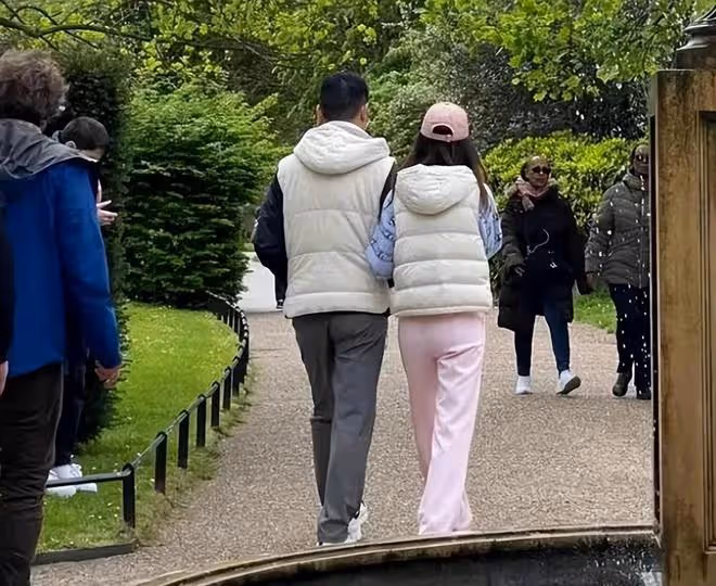 章澤天劉強東牽手散步:女方精心打扮一番,東哥穿著也很用心