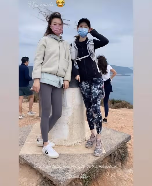 章澤天劉強東牽手散步:女方精心打扮一番,東哥穿著也很用心