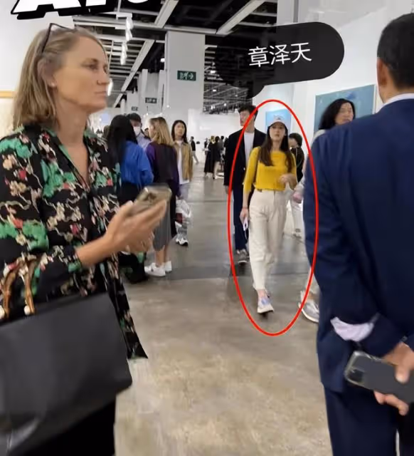 章澤天劉強東牽手散步:女方精心打扮一番,東哥穿著也很用心