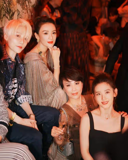 章澤天劉強東牽手散步:女方精心打扮一番,東哥穿著也很用心