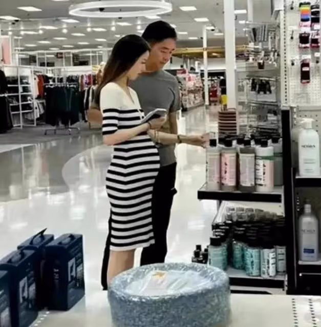 章澤天劉強東牽手散步:女方精心打扮一番,東哥穿著也很用心