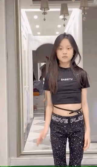 李小璐帶病陪女兒跳舞,10歲甜馨舞技引爭議,李小璐回應護女心切