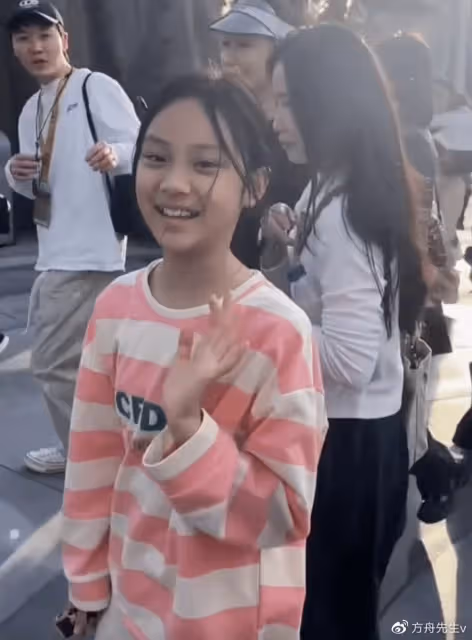 李小璐帶病陪女兒跳舞,10歲甜馨舞技引爭議,李小璐回應護女心切