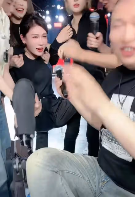 多部門強強聯手,大網紅二驢被永久封禁,只因直播間做錯了一件事