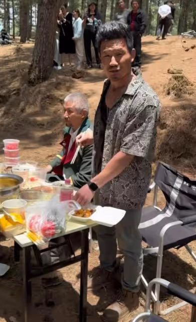 嘎子:劇組飯不夠吃,多拿幾份回去給助理吃,卻被導演張紀中批評