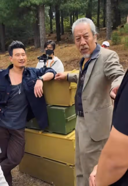 嘎子:劇組飯不夠吃,多拿幾份回去給助理吃,卻被導演張紀中批評