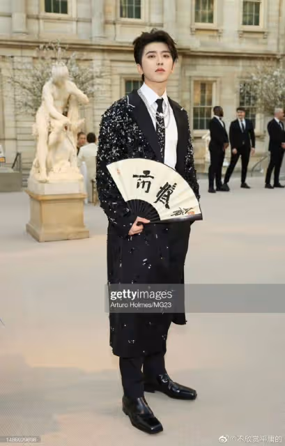 Met Gala:蔡徐坤拿扇子獲好評,宋慧喬公主切超美,賀聰眼妝搶鏡