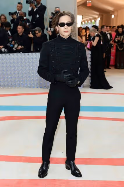 Met Gala:蔡徐坤拿扇子獲好評,宋慧喬公主切超美,賀聰眼妝搶鏡