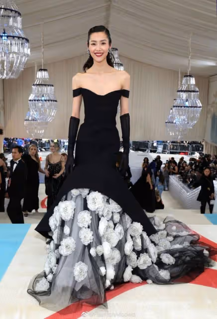 Met Gala:蔡徐坤拿扇子獲好評,宋慧喬公主切超美,賀聰眼妝搶鏡