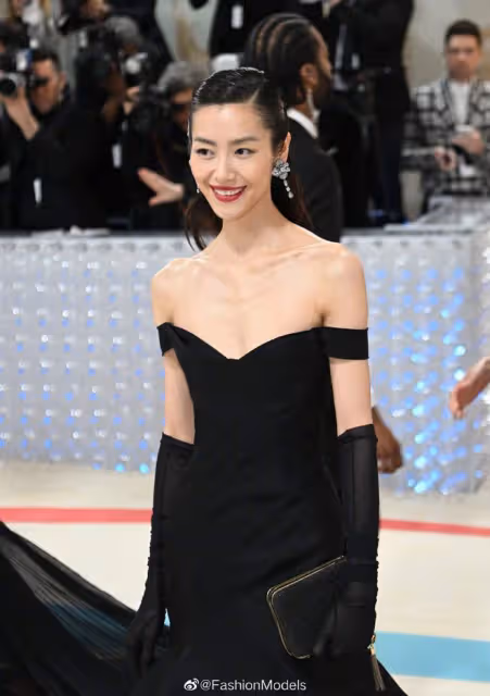 Met Gala:蔡徐坤拿扇子獲好評,宋慧喬公主切超美,賀聰眼妝搶鏡