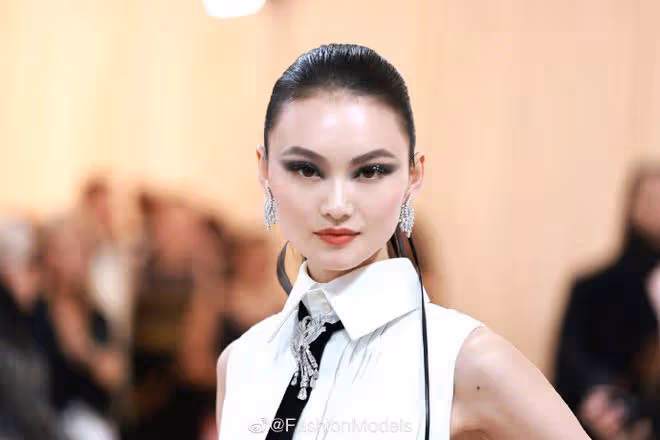 Met Gala:蔡徐坤拿扇子獲好評,宋慧喬公主切超美,賀聰眼妝搶鏡
