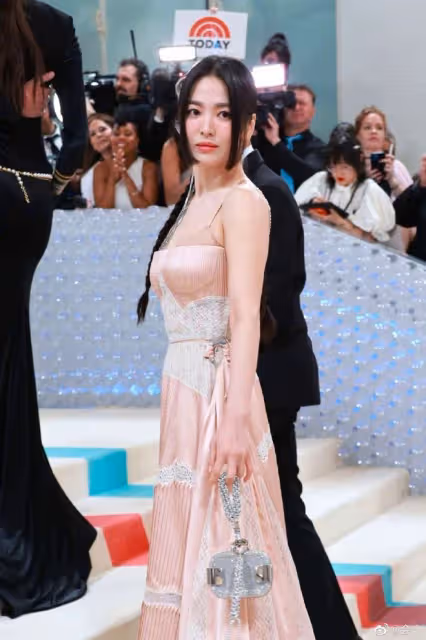 Met Gala:蔡徐坤拿扇子獲好評,宋慧喬公主切超美,賀聰眼妝搶鏡