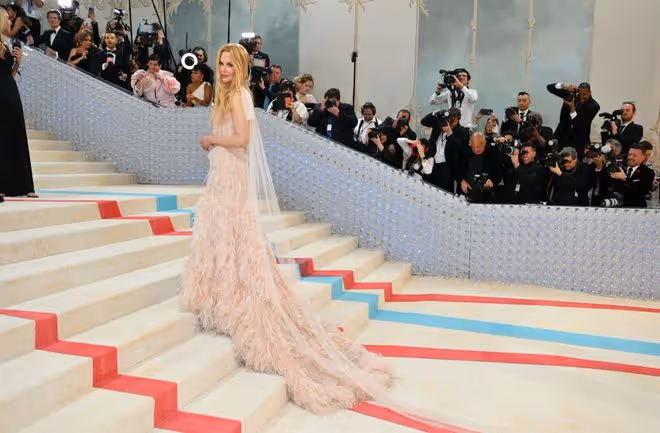 Met Gala:蔡徐坤拿扇子獲好評,宋慧喬公主切超美,賀聰眼妝搶鏡